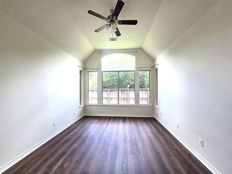 2202 Cherry Hill Ct — Photo 11