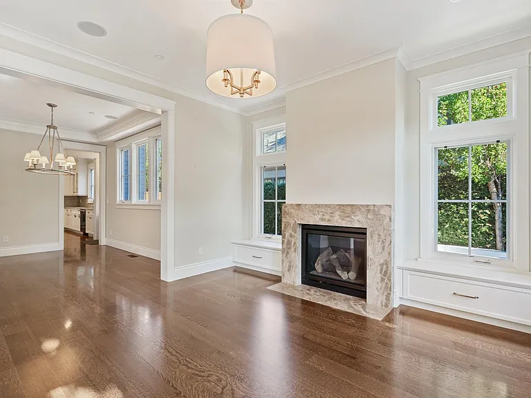 240 University Dr — Photo 3