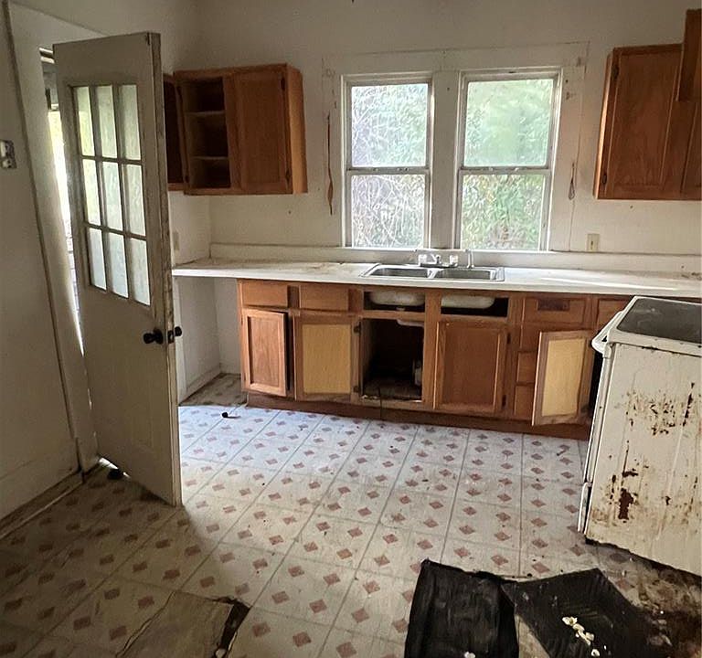 2nd image of 40 W 2nd St
