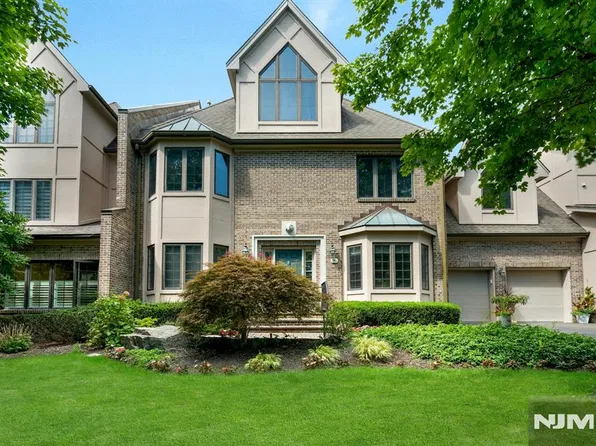 205 Bearwoods Road, Park Ridge, NJ 07656