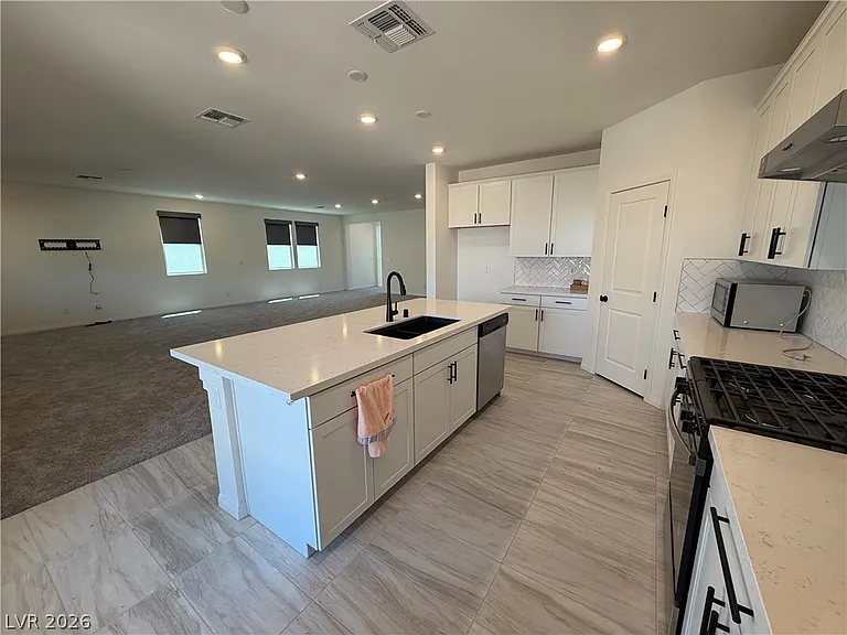 8030 Minavalle Ave — Photo 8
