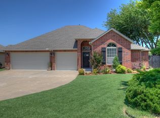 704 E Reno Pl, Broken Arrow, OK 74012