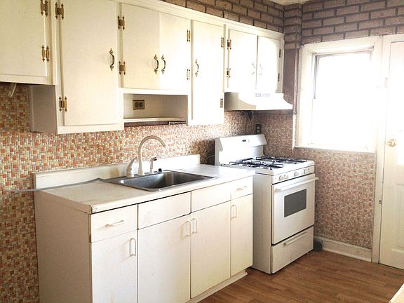 Kitchen - Lots of Light!