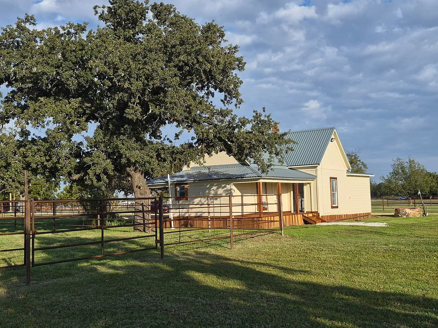 Turn Outs - Pipe Fence - Horses Welcome- Darling Farmhouse — Photo 2