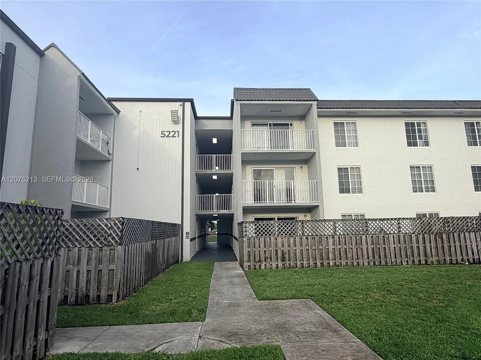 Doral Gardens Ii Condo — Photo 1
