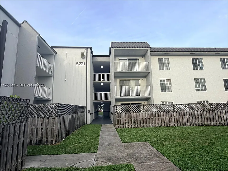 5221 Geneva Way #201