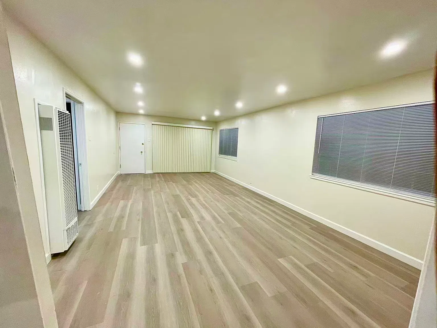 3 bed, 1096 sqft, $3,800 — Photo 2