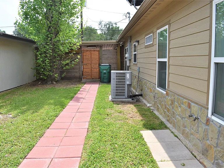 412 Pecan St — Photo 25
