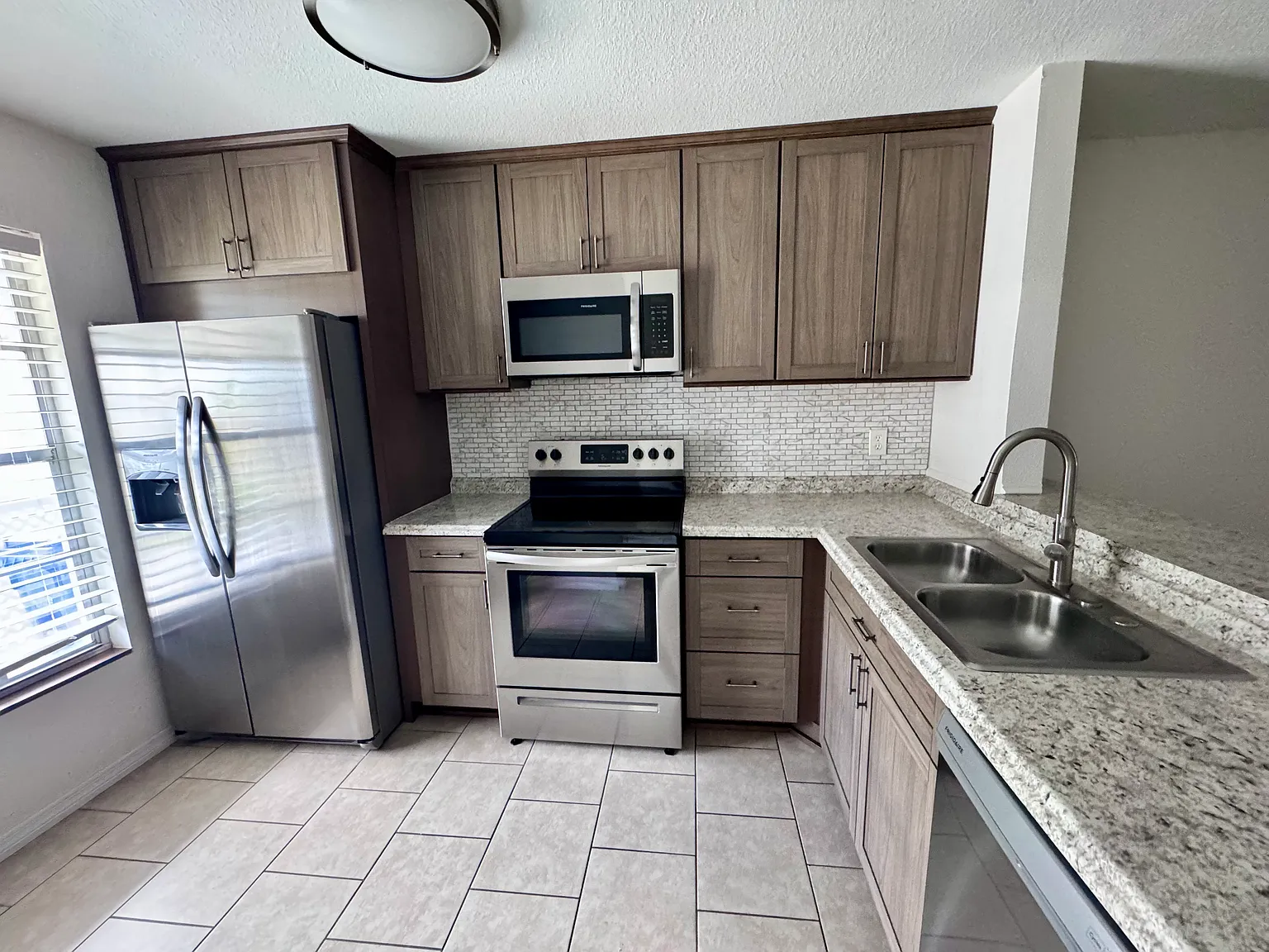 2 bed, 888 sqft, $1,400 — Photo 2
