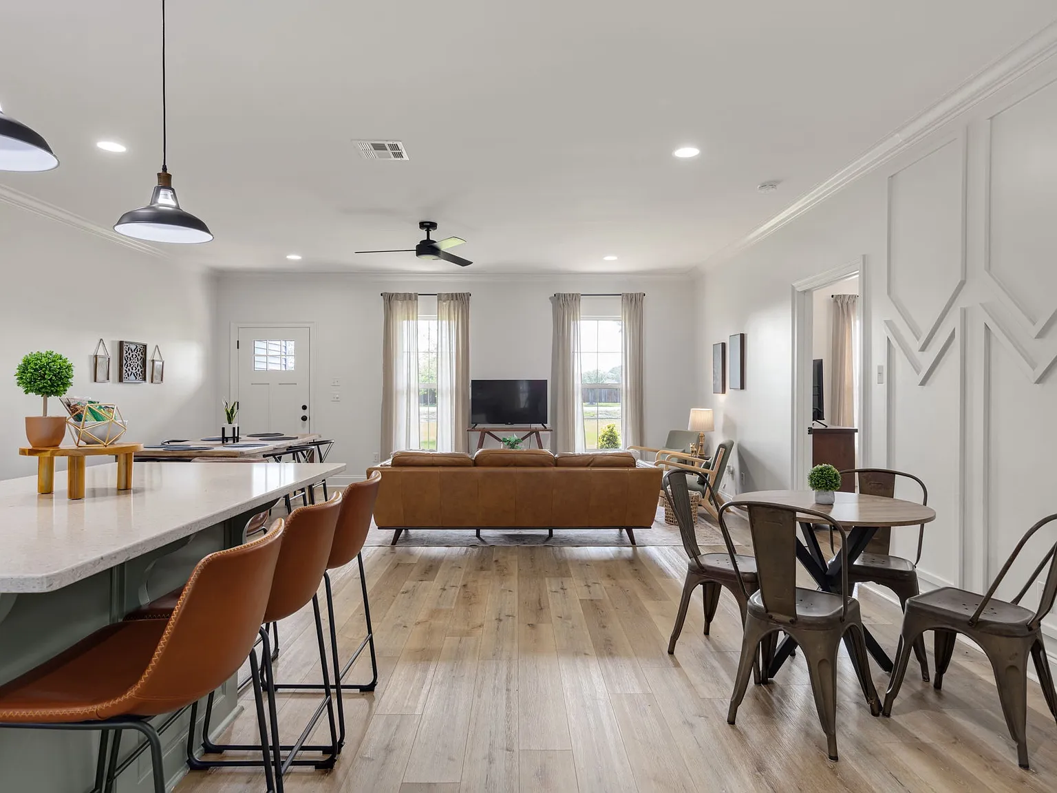 4 bed, $2,350 — Photo 2