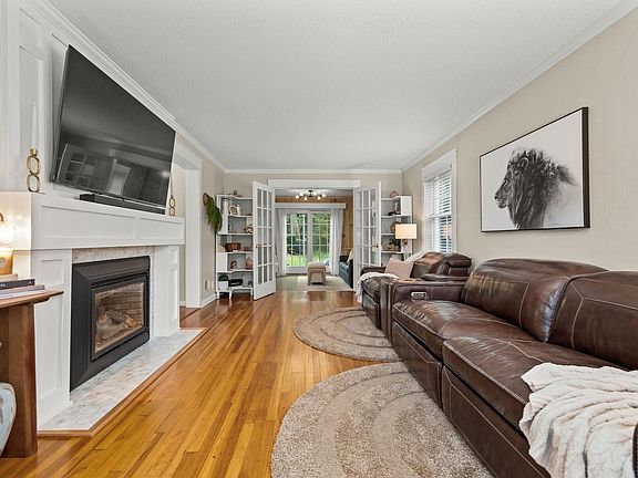 5th image of 2412 Manor Dr