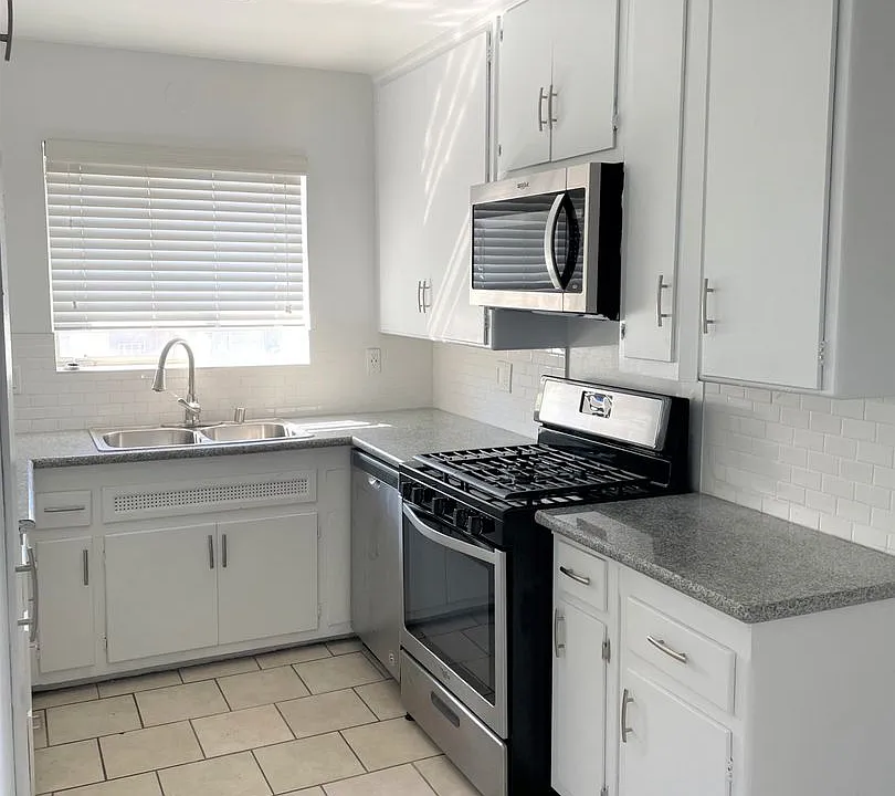 Charming 1950s Vintage Community in Prime Hollywood
