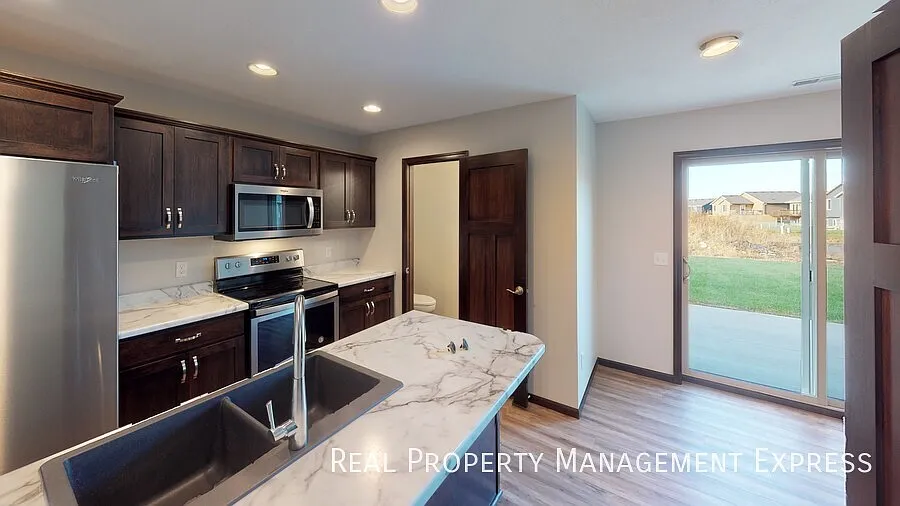 Great 3 Bed 1.5 Bath Twinhome on West side — Photo 3