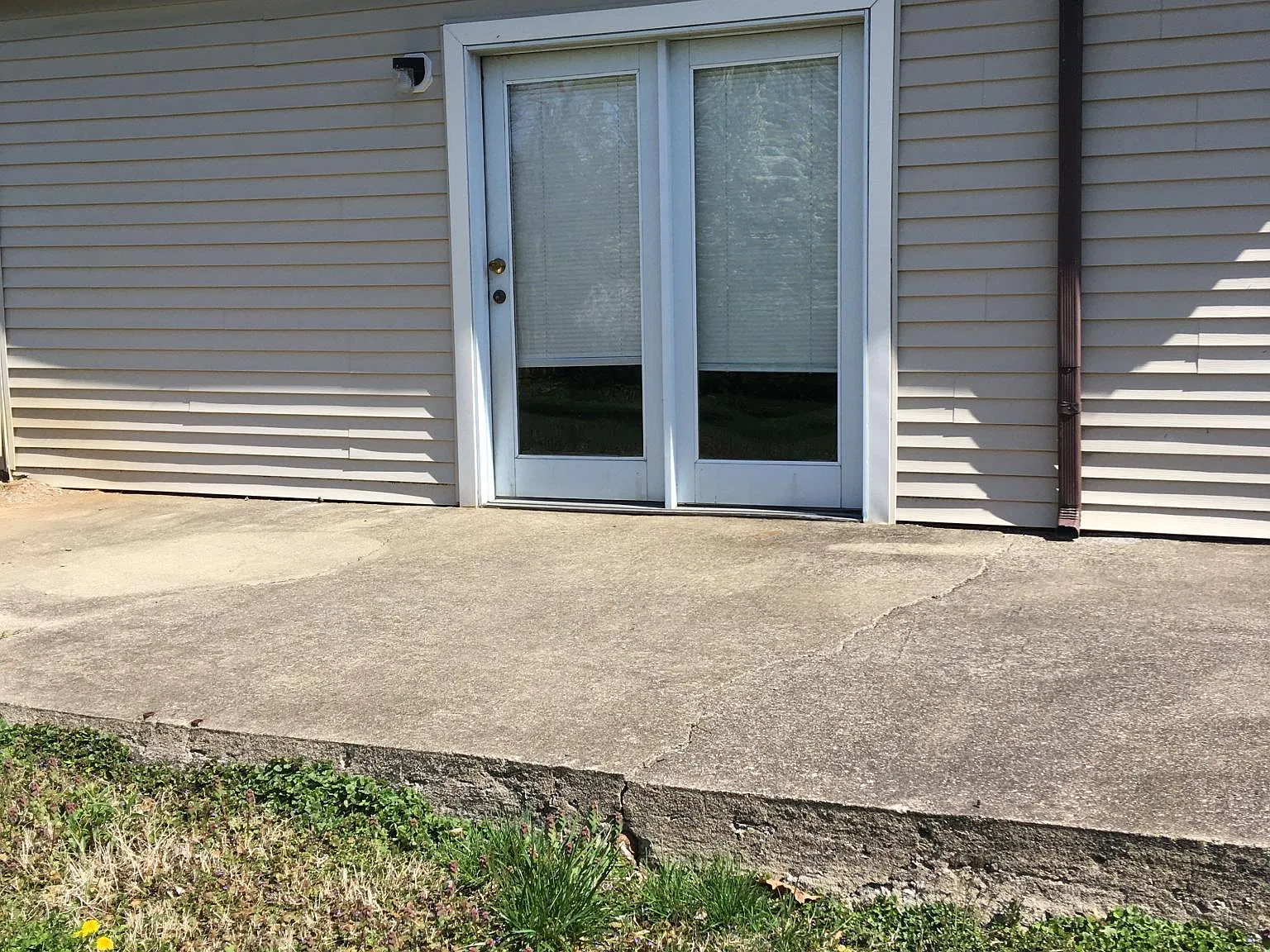 4 bed, 1.5 bath, 1607 sqft, $2,000 — Photo 2