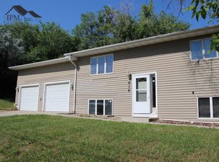 816 Hiawatha St, Minot, ND 58701