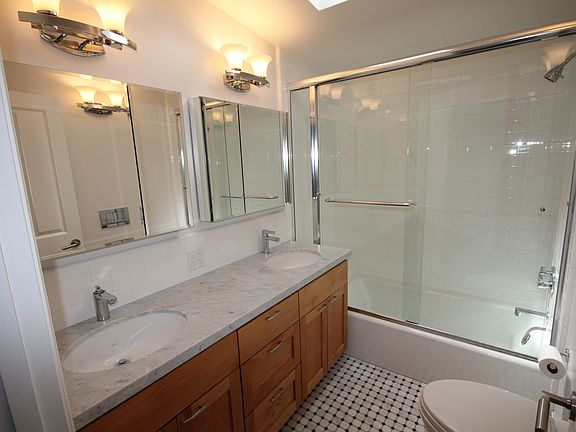 3rd image of 320 Walnut St