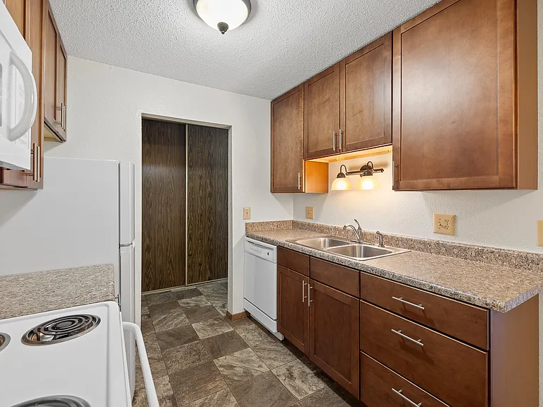 Candlewood Apartments — Photo 13