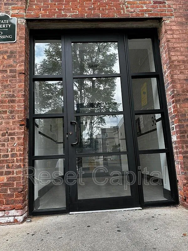 3 bed, 1.0 bath, 1000 sqft, $2,400 — Photo 1