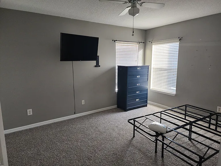 Viola Dr — Photo 3
