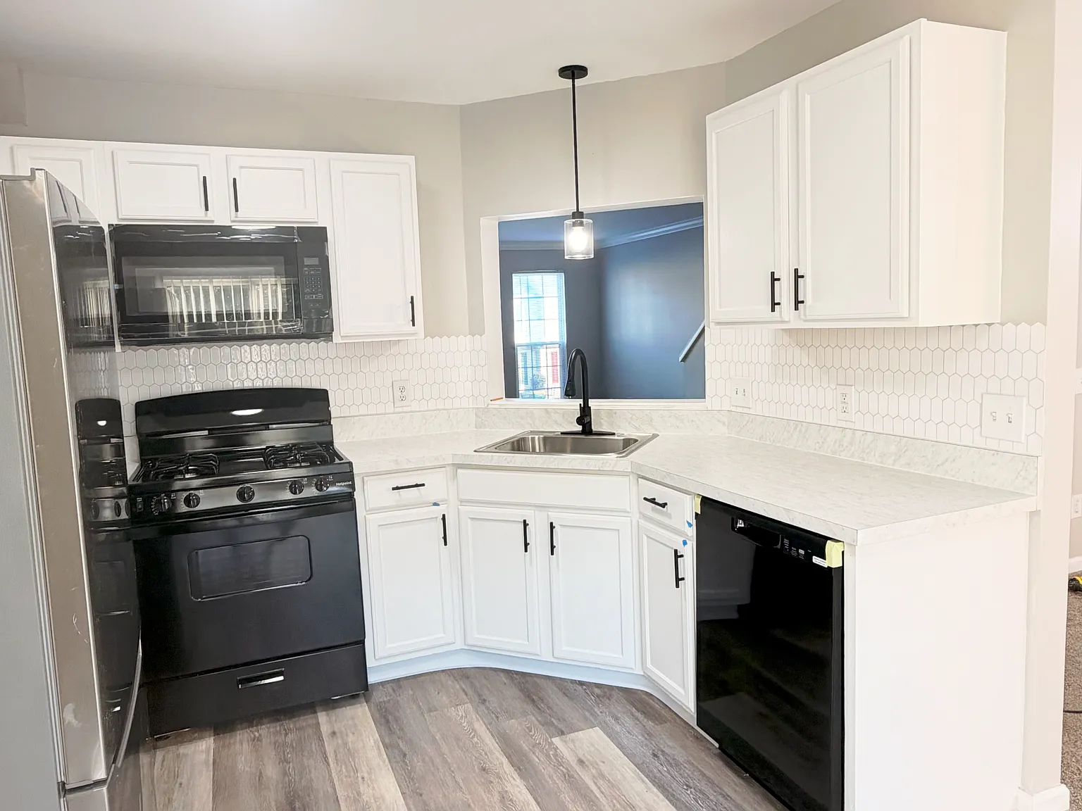 3 bed, 2.5 bath, 2615 sqft, $2,700 — Photo 2