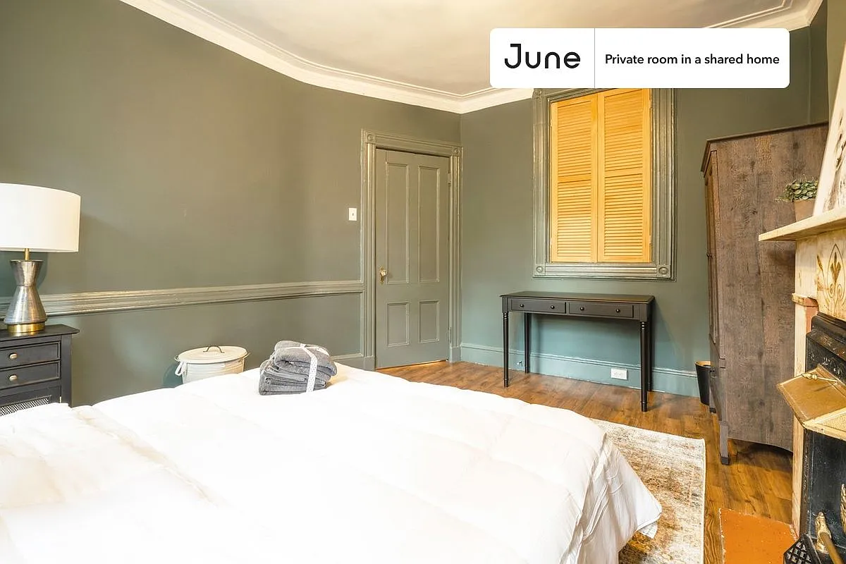 Full bedroom in 5 bed/1 bath home in Hell's Kitchen #138 3D — Photo 2