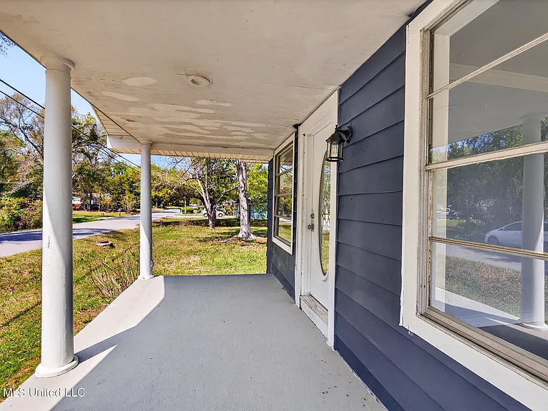 612 N Wright Ave — Photo 5