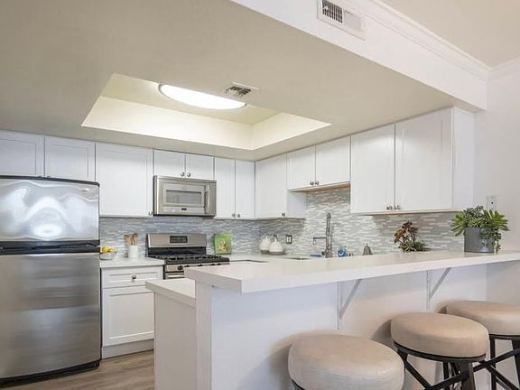 2nd image of 1616 Granville Ave APT 301