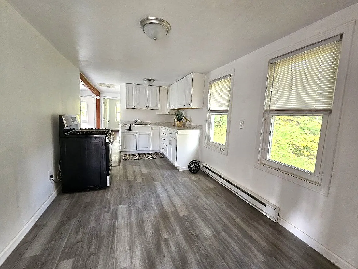 3 bed, 870 sqft, $1,950 — Photo 4