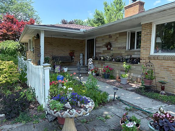 2nd image of 916 Hillcrest Dr