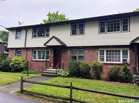 8 Canterbury Ln, Clinton, CT