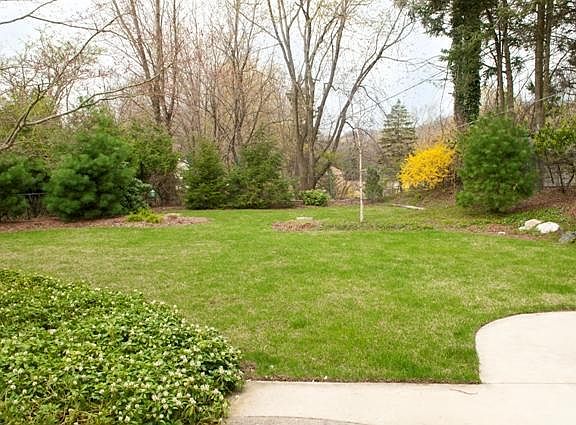 3rd image of 1611 Gladys Ave
