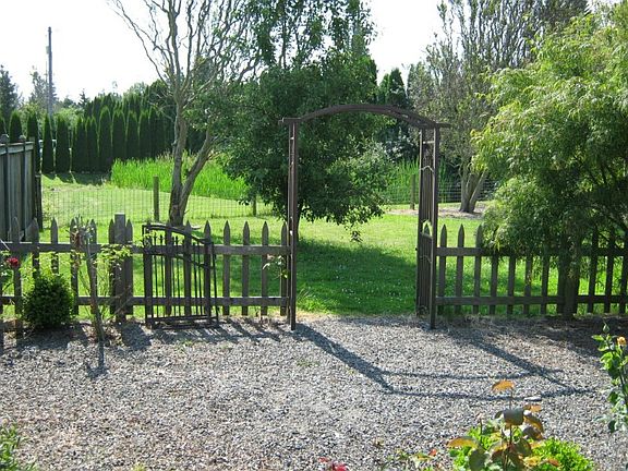 Large side yard