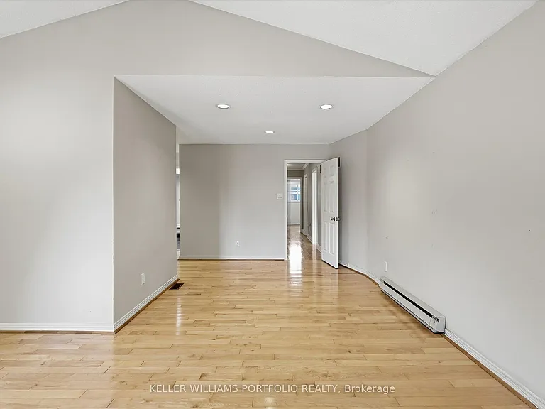 73 Jessica Gdns — Photo 23