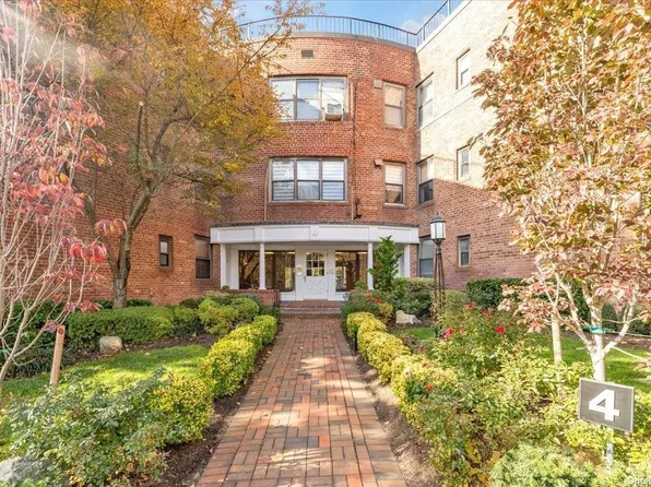 4 Townhouse Place #2G, Great Neck, NY 11021