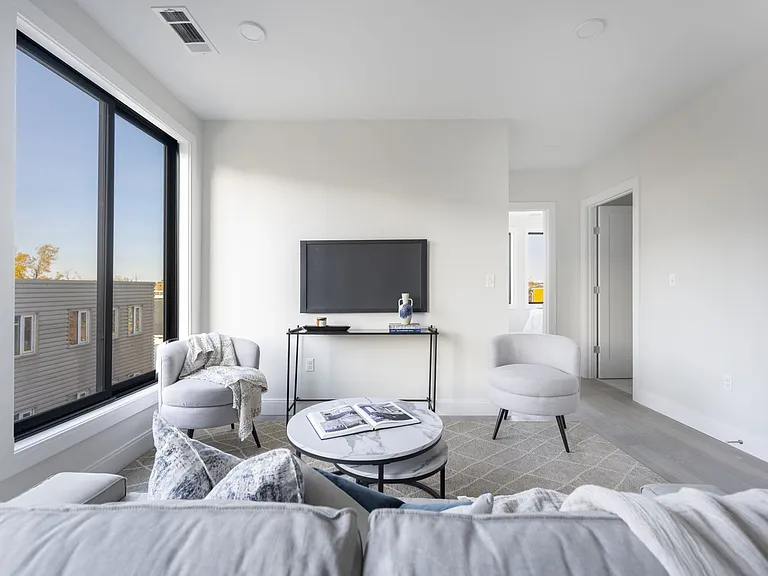 ONE52 - Luxury Apartments — Photo 9