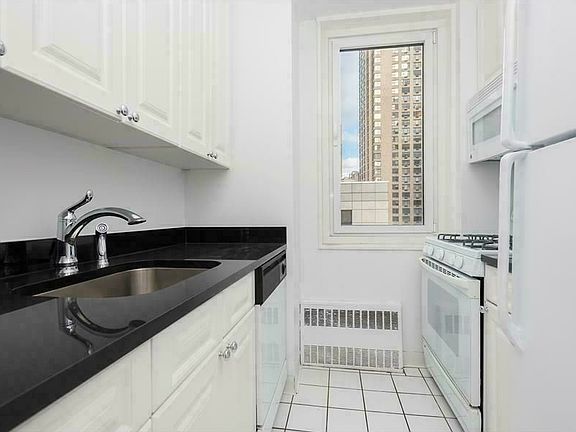 4th image of 230 W 55th St APT 16B