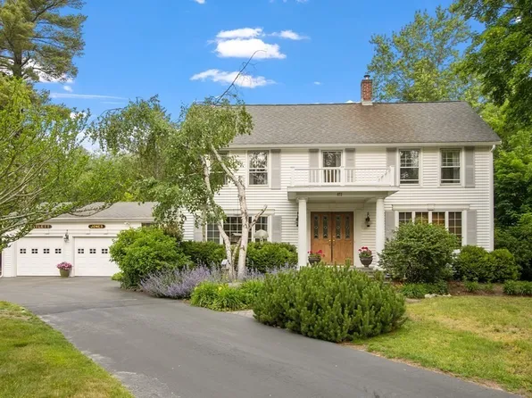 672 Chestnut St, Lynnfield, MA 01940
