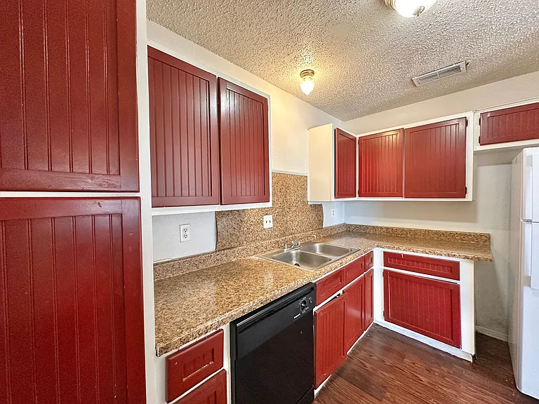 2105 Creekwood Dr — Photo 10