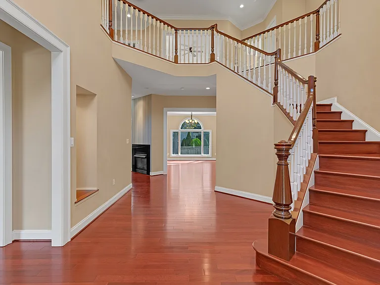 7607 Newmarket Dr — Photo 6
