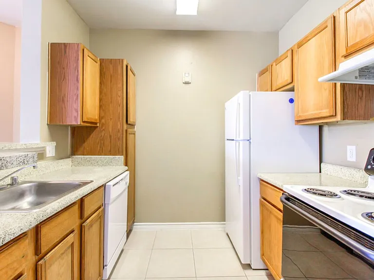 Madison Point Apartments — Photo 12
