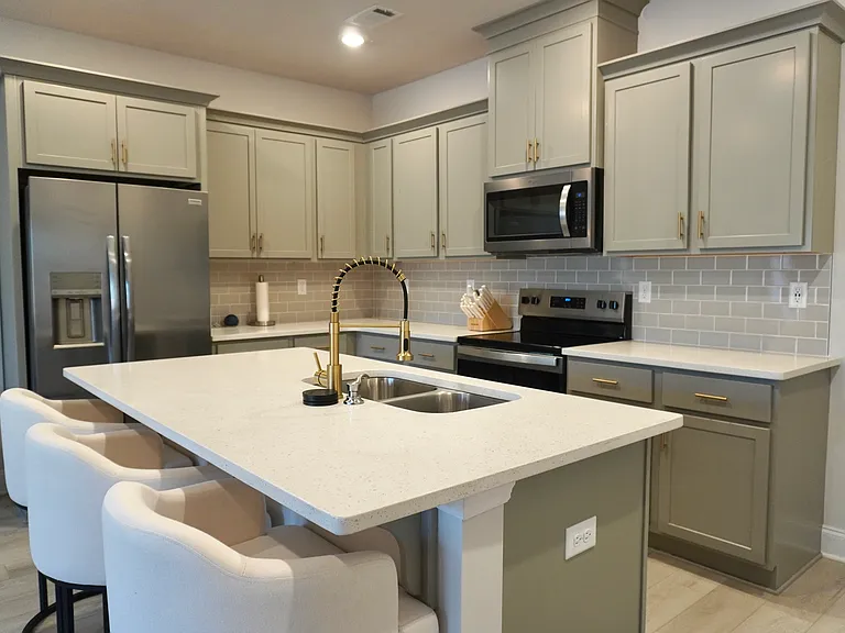 1093 Primrose Dr — Photo 3