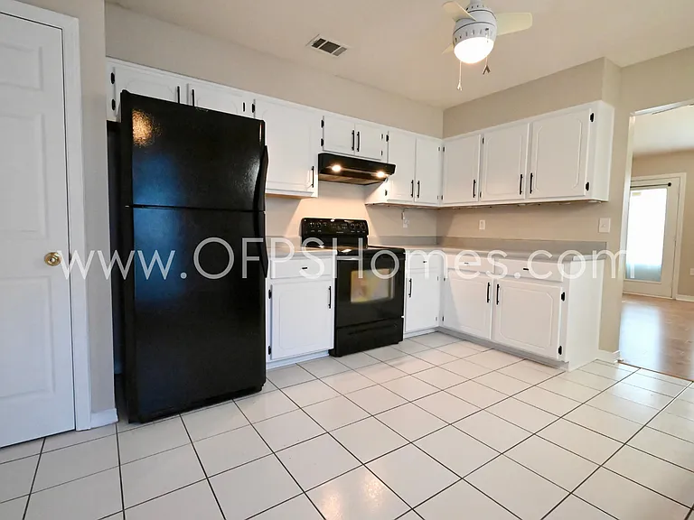636 Emerald Ln — Photo 4