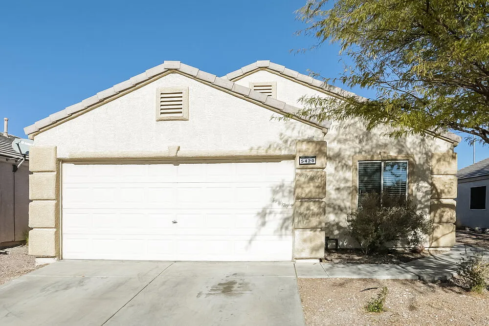 3 bed, 2.0 bath, 1368 sqft, $1,930 — Photo 1