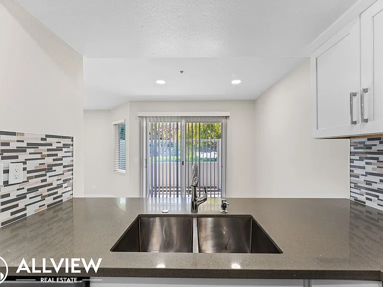 2418 Huntington Street — Photo 8