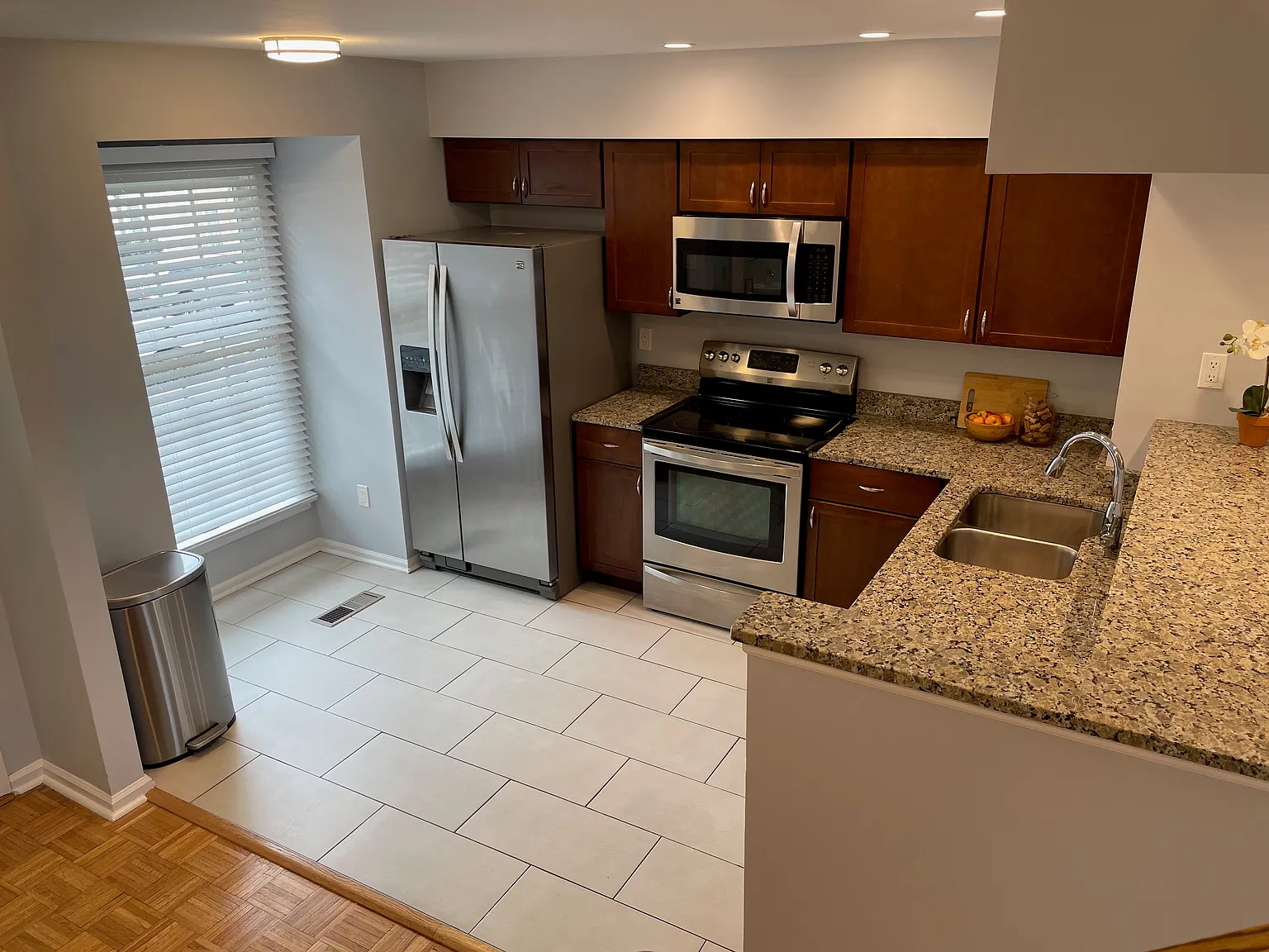3 bed, 3.5 bath, 1350 sqft, $3,400 — Photo 2
