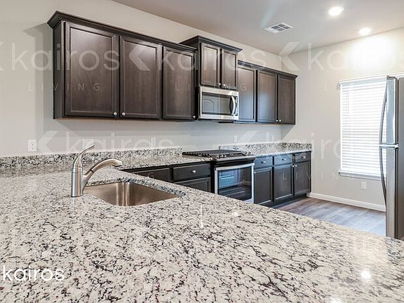 4th image of 909 NW 4th Pl