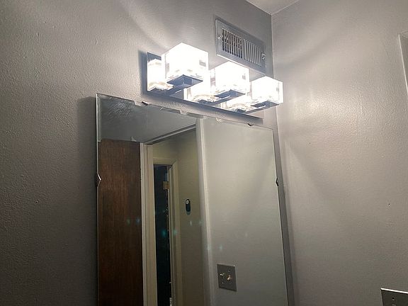 Updated full bathroom