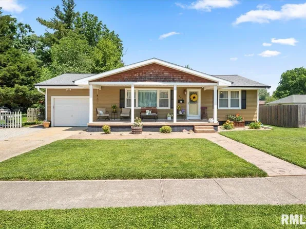 908 W Center St, Girard, IL 62640