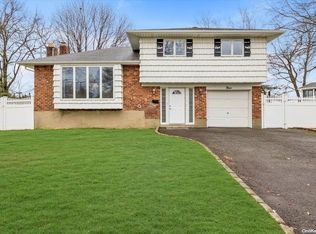 9 Ebb Ct, Commack, NY 11725