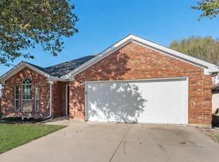 824 Bridle Trl, Saginaw, TX 76179